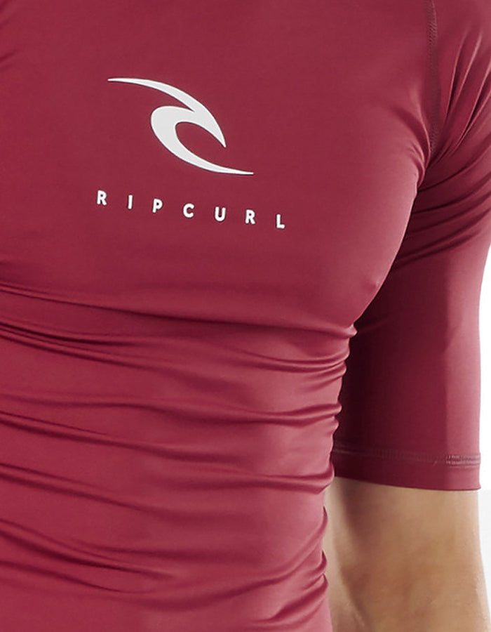 RIP CURL CORPS SHORT SLEEVE UV TEE MAROON